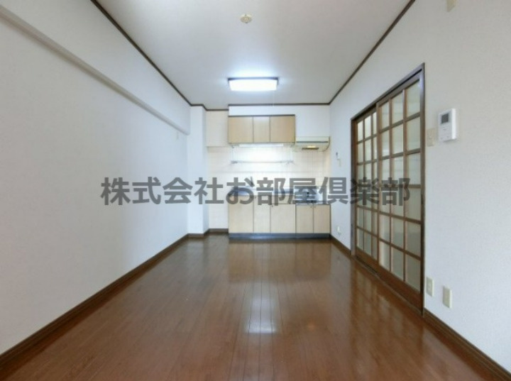 グランドヒル野中の居間・リビング|こちらの居間で趣味の時間をお楽しみください