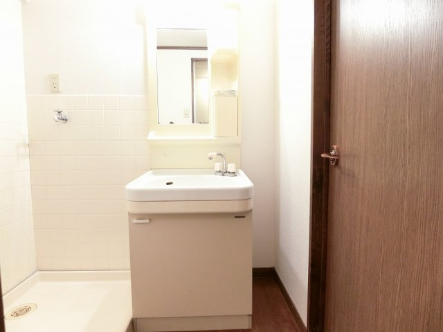 グランドヒル野中の洗面所|ゆったりとスペースのある洗面所