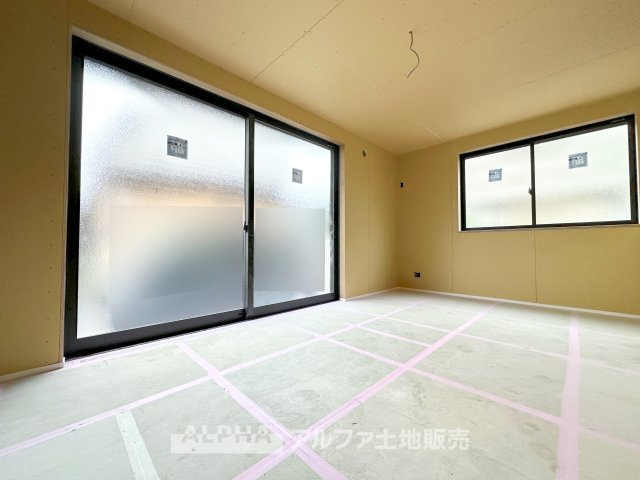 ~東大和新堀~Brand-New Detached Houseの居間・リビング|【House of the Sun】
◆明るい家◆太陽の温かな光がお家全体を照らす。そこには目を輝かせ笑顔で見つめてくれる君がいて、「ただいま」の言葉がこだまする。そんな君の瞳に恋している。