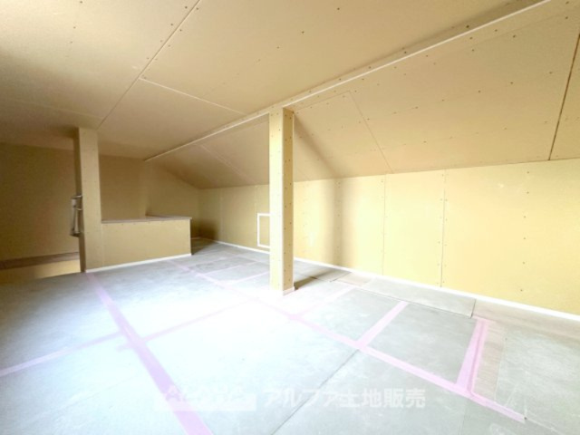 ~東大和新堀~Brand-New Detached Houseの収納|【Grenier】
◆グルニエ◆大好きな書籍、大事なアクセサリー、そして大切な思い出の品々。そんなものを傍らにそっと置いておきたい。そんな時に重宝しますね
