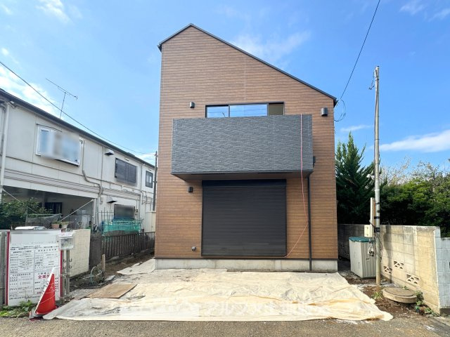 ~東大和新堀~Brand-New Detached Houseの駐車場|【car　space】
◆駐車場◆車を2台停めても余裕のある駐車スペース。自転車やベビーカーも楽々通る広さが嬉しいですね。