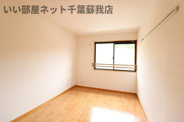 ロビンストリームの洋室|広くて明るい寝室