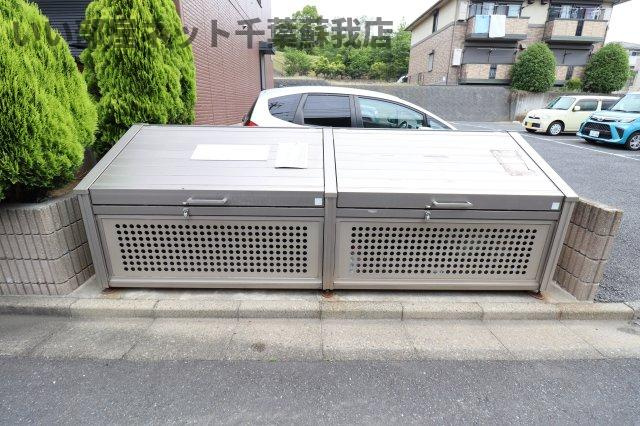 ロビンストリームの駐車場|ゴミストッカー