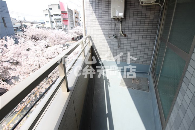 【バルコニー】 | ハイネス磯路 | お洗濯にも便利なバルコニー付き