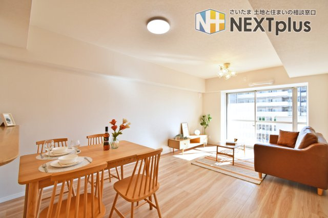 ライオンズマンション大宮指扇壱番館の居間・リビング|LDK約15.2帖、家族が集まるリビング。ダイニングとソファの配置を決めやすい広さ感がポイントです。南東向きの光の入り方は午前～昼で変わるので、内見は時間帯も意識して計画すると納得感が増します。