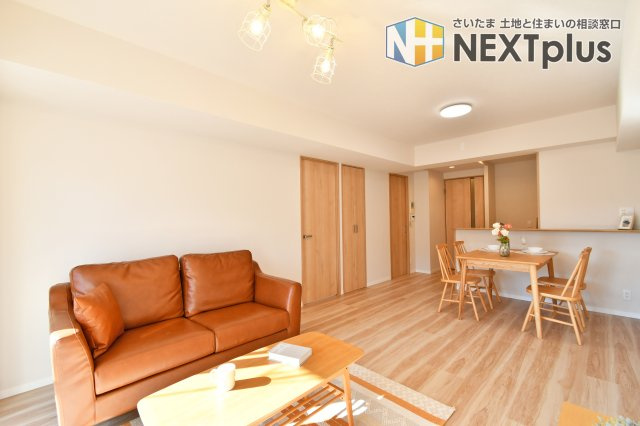 ライオンズマンション大宮指扇壱番館の居間・リビング|広さだけでなく音も確認したいリビング空間。窓を開けて外の音や風の入り方をチェックし、TVや在宅ワークの集中度も想像。エアコン位置と配線、動線がぶつからない家具配置まで押さえると安心です。