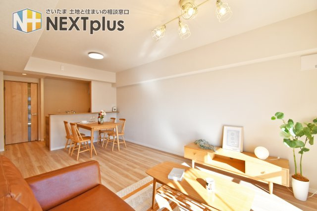 ライオンズマンション大宮指扇壱番館の居間・リビング|7階ならではの抜け感を体感できる窓辺写真。窓際に立って視線の広がりを確認し、カーテンで眩しさ調整できるかも検討材料です。季節で日差しは変わるので、遮光・断熱の工夫もセットで考えたいですね。