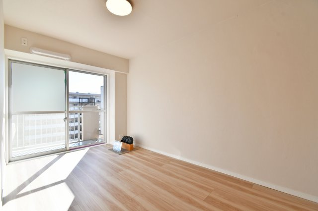 ライオンズマンション大宮指扇壱番館の洋室|用途を決めて見ると失敗しにくい個室写真です。寝室・書斎・子ども部屋など想定して家具配置を検討。全居室フローリングなので掃除もラクです。収納量や窓の開閉は、現地で触って確かめましょう。