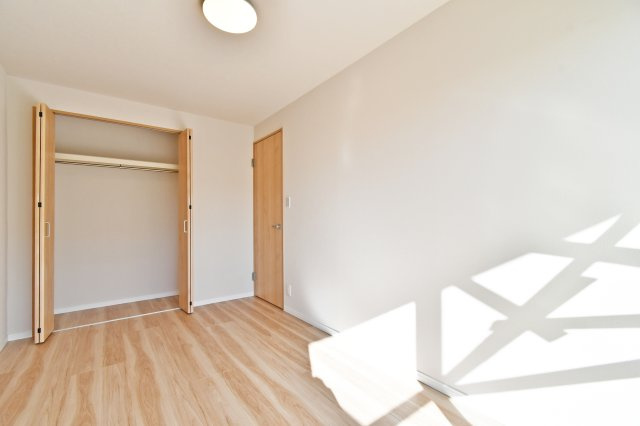 ライオンズマンション大宮指扇壱番館の洋室|コンセント位置で暮らしやすさが決まる個室。ベッドやデスクを置いた時に延長コードが要らないか要確認です。窓の高さやカーテン寸法、照明器具の種類も把握しておくと、入居準備が一気に楽になります。