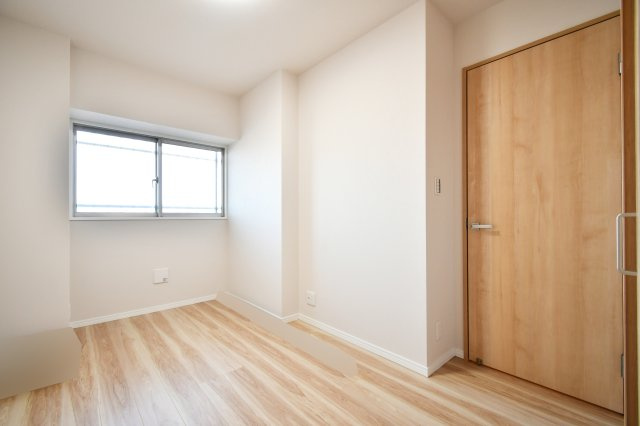 ライオンズマンション大宮指扇壱番館の洋室|子ども部屋想定なら安全と動線を確認したい。扉の開き方、角の出っ張り、家具で通路が狭くならないかをチェック。将来の学習机配置やオンライン授業の背景までイメージできると判断しやすいです。