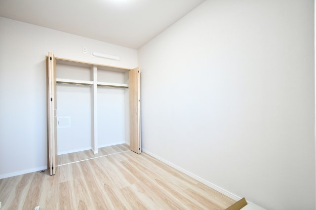 ライオンズマンション大宮指扇壱番館の洋室|在宅ワークにも使える個室は貴重な一室です。採光と手元の明るさ、会議の背景になる壁面の取り方を確認。収納量は扉を開けて体感し、追加収納が必要かまで含めて検討すると失敗が減ります。音も要チェック。