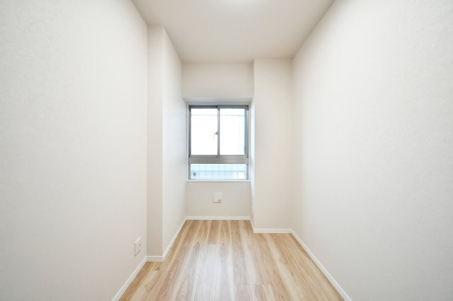 ライオンズマンション大宮指扇壱番館の洋室|もう一部屋が片付く余裕を生む便利な個室写真。趣味室・納戸的な使い方もでき、家族の共有収納を作れます。窓位置と家具の干渉、室内の明るさを確認して、使い道を早めに決めたいですね。換気も要確認。