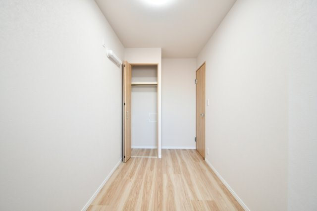 ライオンズマンション大宮指扇壱番館の洋室|床と壁の質感は近くで見ると変わる一室写真。張替え済みの状態をチェックし、傷の目立ちやすさも判断材料に。スイッチ位置や照明の明るさは生活のラクさに直結するので、現地で確かめたいですね。