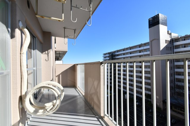 ライオンズマンション大宮指扇壱番館のバルコニー|南東向きバルコニーで洗濯が回しやすい空間。物干し金物の位置、奥行き、外からの視線を確認したい所です。7階は風が強い日もあるので、飛散対策や布団干しの可否もチェックすると安心。手すり高も確認。
