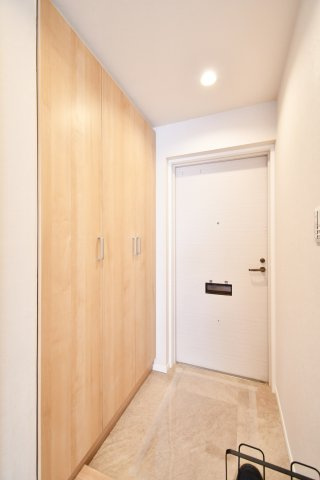 ライオンズマンション大宮指扇壱番館の玄関|来客時の視線の抜け方やベビーカー置き場を想定し、幅感を確認したいところ。靴・傘・上着の“定位置”を決められるかが暮らしの整い度を左右します。