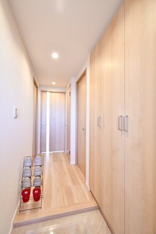 ライオンズマンション大宮指扇壱番館の玄関|帰宅後の手洗い動線まで想像すると失敗が減ります。廊下の通りやすさ、照明の明るさ、収納の位置関係を押さえ、生活感を溜めない導線を作りたいですね。