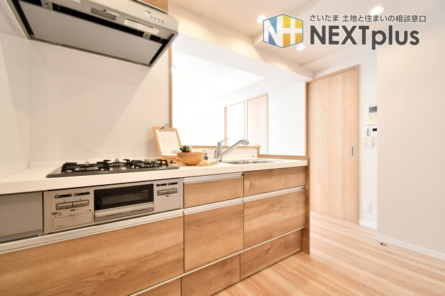 ライオンズマンション大宮指扇壱番館のキッチン|コンロ・シンクの配置、手元の明るさ、換気扇の音をその場で体感。家電置き場やコンセント位置まで押さえると、入居後のストレスがぐっと減ります。