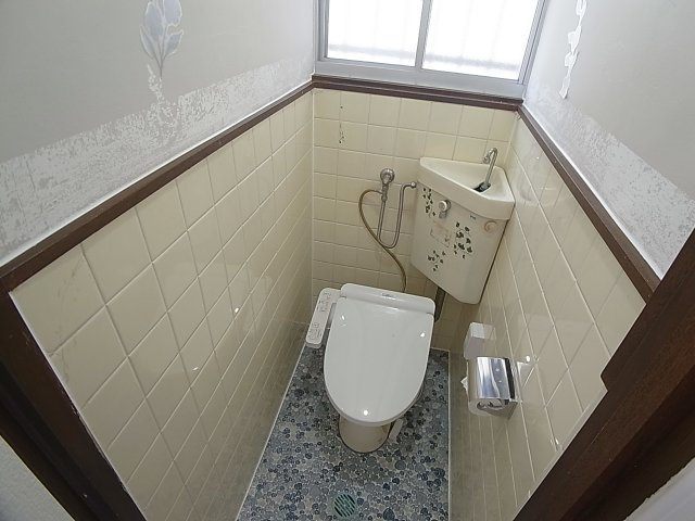 鈴蘭台北町7丁目戸建のトイレ|温水洗浄便座付きのトイレ、小窓付き