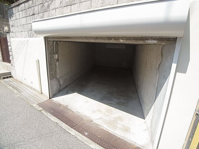 鈴蘭台北町7丁目戸建の駐車場|堀込シャッター付ガレージ