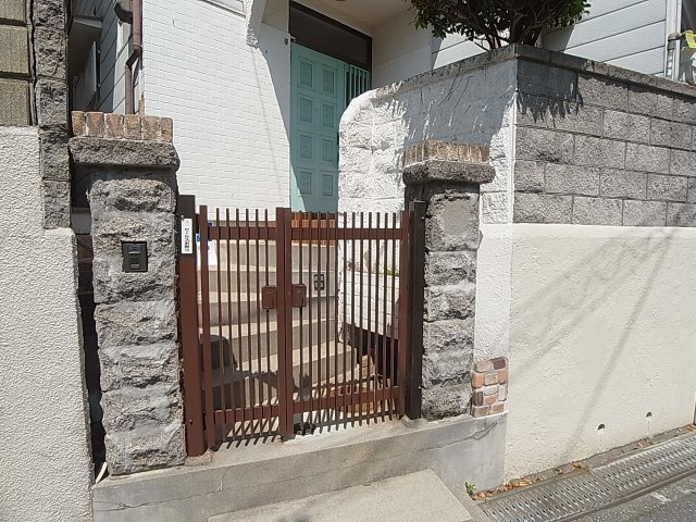 鈴蘭台北町7丁目戸建のエントランス|戸建てならではの玄関ポーチ