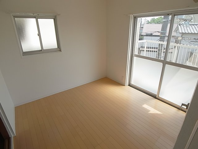 鈴蘭台北町7丁目戸建の内装|多採光の明るい室内