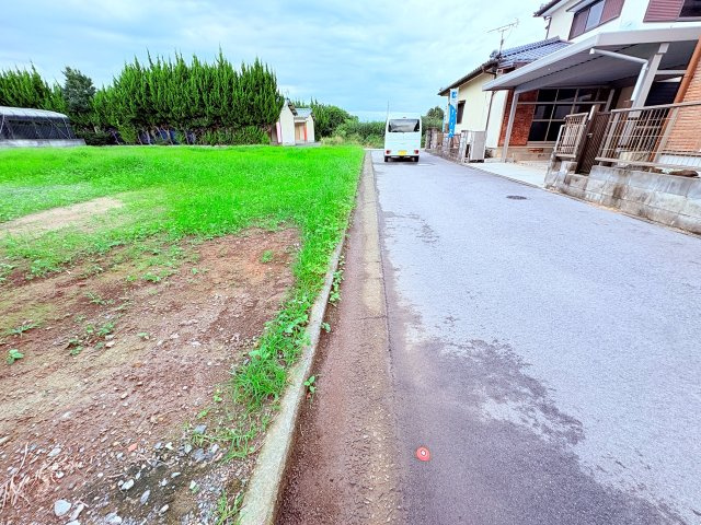 売地)八女市蒲原1945番43の前面道路含む現地写真