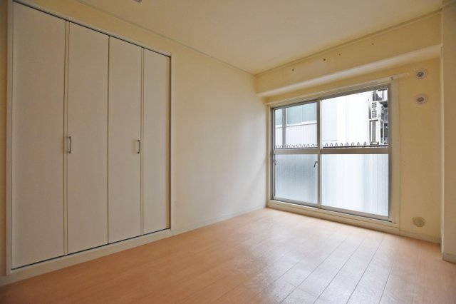 チサンマンション新大阪10番館の洋室|南側に大きく開けた窓から明るい自然光が差し込みます。