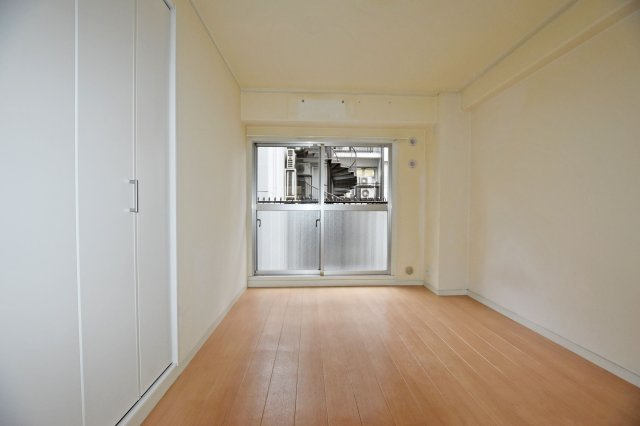 チサンマンション新大阪10番館の洋室|クローゼットは洋服だけでなく、大きな荷物も収納できるのでお部屋をスッキリと片付けできます。