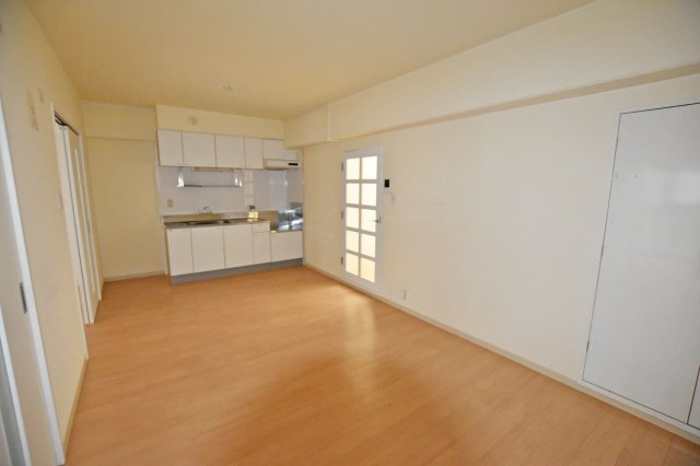 チサンマンション新大阪10番館の居間・リビング|リビングは家具の配置がしやすい形状なので、新生活をイメージしやすいのがいいですね。