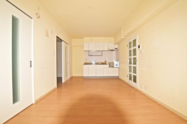 チサンマンション新大阪10番館の居間・リビング|リビング側からキッチンに向かって撮影した写真です。	