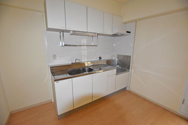 チサンマンション新大阪10番館のキッチン|壁付タイプのキッチンは空間を広く活用することができます。