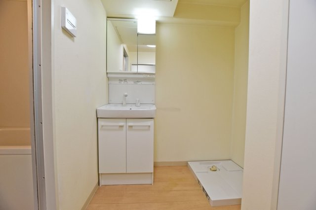 チサンマンション新大阪10番館の洗面所|洗面台は2面鏡タイプ。鏡の裏にはスキンケア化粧品等の細かいものを収納。洗面ボウルの下にはタオルや洗剤等大きなものを収納できます。	