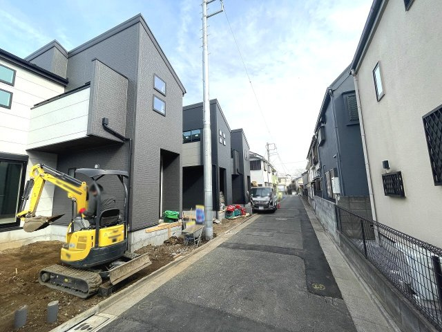 【前面道路含む現地写真】 | 練馬区南田中4丁目　新築一戸建住宅　全3棟　（成増店） | 2沿線3駅利用可能と至便ながらも閑静な住宅街の一角