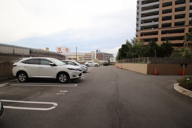 ポーラスター野中町【キャッシュバック対象物件】の駐車場|カースペースがあります