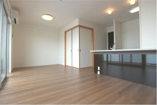 ポーラスター野中町【キャッシュバック対象物件】の居間・リビング|ゆったり過ごせる居間です