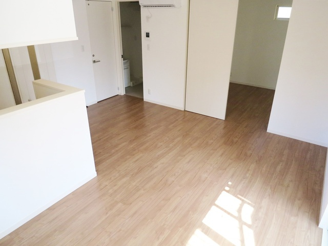 オリーブコートの居間・リビング|別アングルのリビングです。