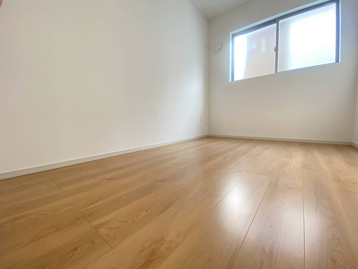 【価格改定】島本町広瀬二丁目2期の洋室|洋室C（約6帖）。クローゼット付きの洋室。散らかりがちな荷物がすっきりと片付きます。