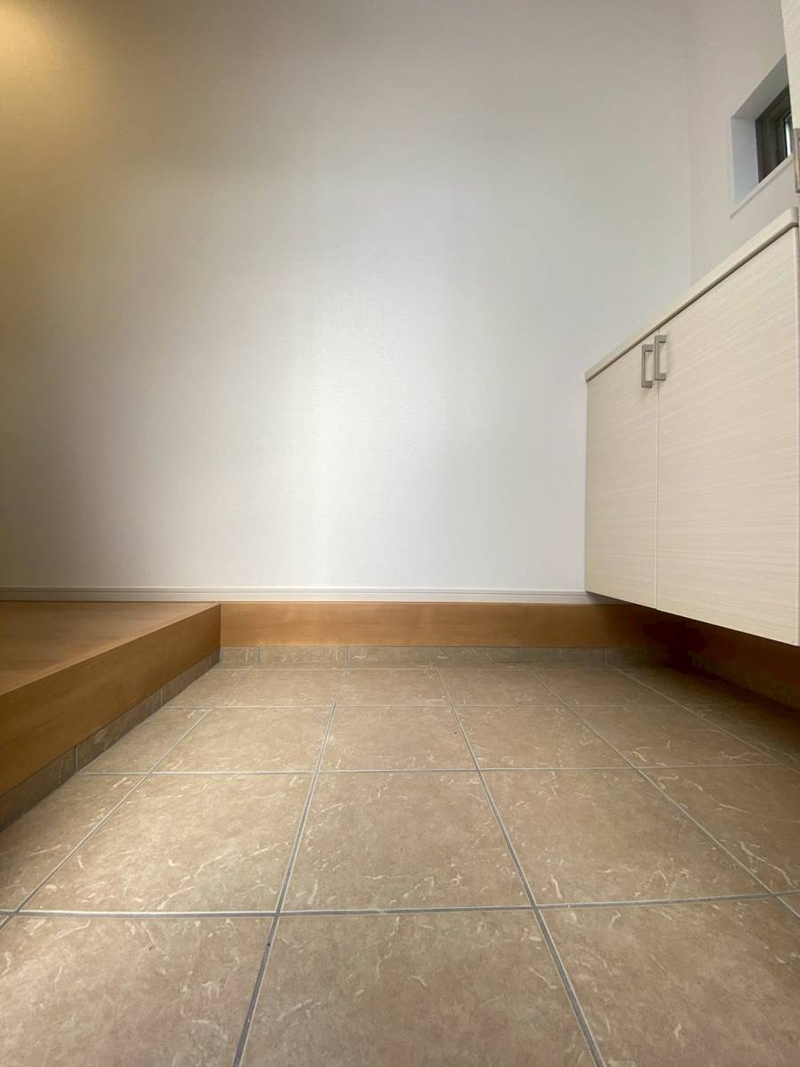 【価格改定】島本町広瀬二丁目2期の玄関|シンプルなデザインの玄関は、飽きのこないデザインです。