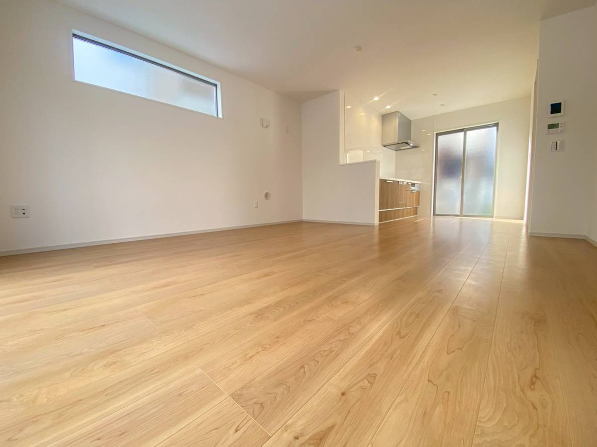 島本町広瀬二丁目2期1号地の居間・リビング|ハイサッシを採用。隣家からの視線が気になりにくい仕様です。