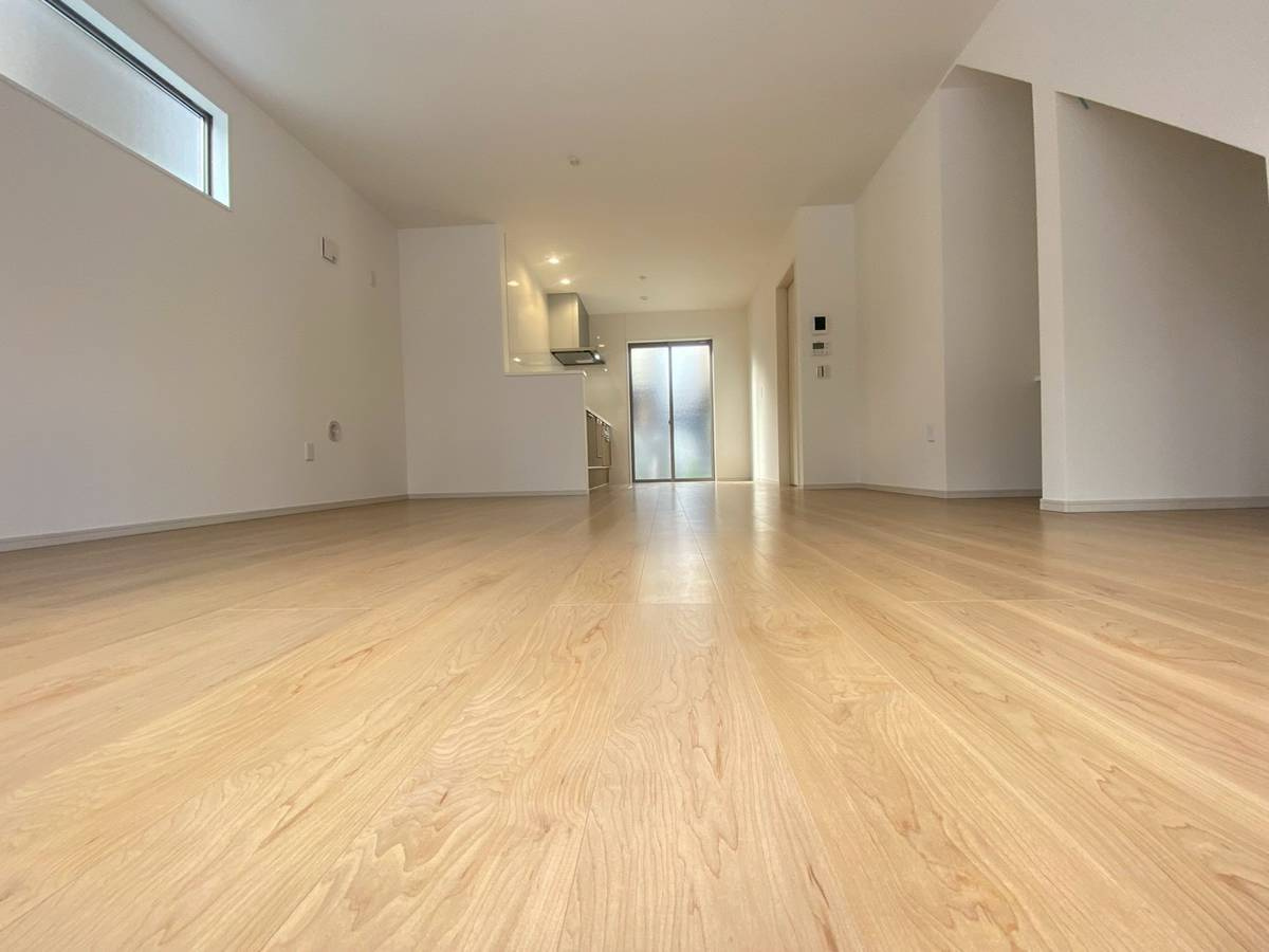 【価格改定】島本町広瀬二丁目2期の居間・リビング|ナチュラルな色味の床材はどのようなインテリアにも調和します。