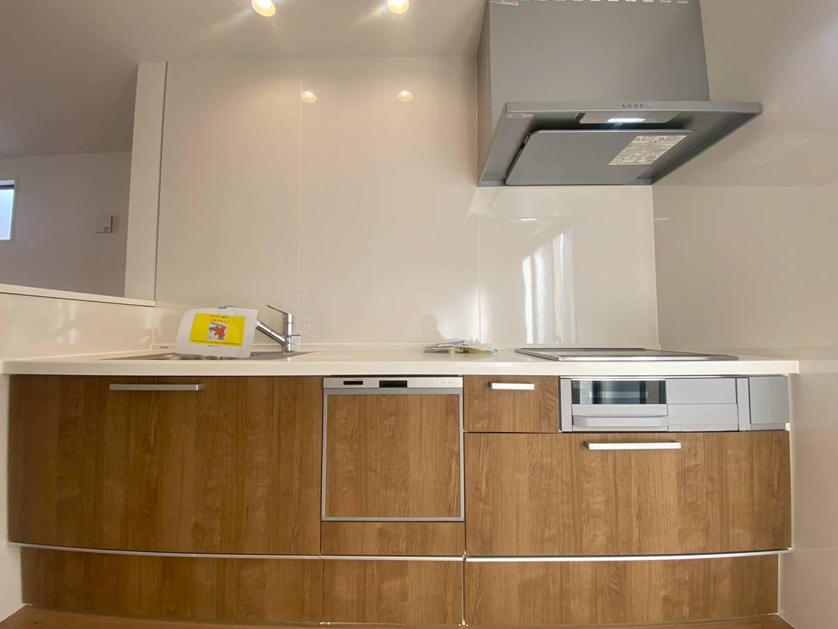 【価格改定】島本町広瀬二丁目2期のキッチン|温かみのある木目調の扉柄を採用。食洗器付きで、食事後の家事時短につながります。