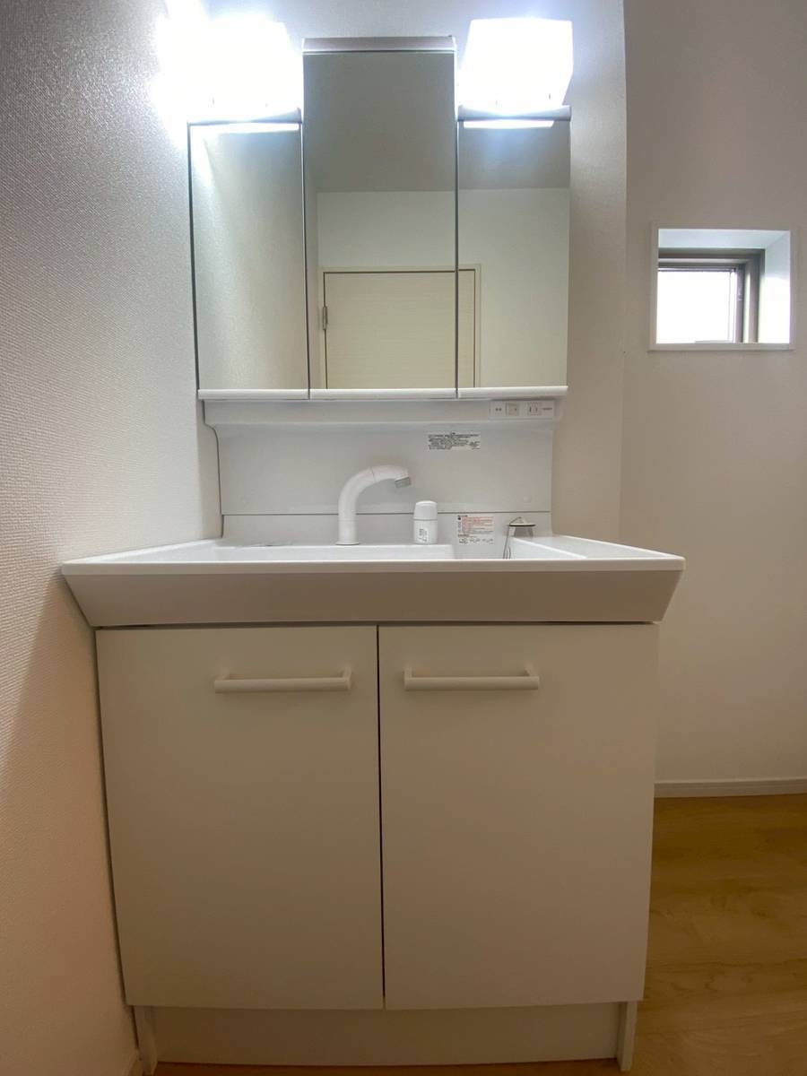 【価格改定】島本町広瀬二丁目2期の独立洗面台|朝の身だしなみチェックに重宝する三面鏡タイプ。下部には洗剤などをストックできる収納があり、洗面廻りがすっきりと片付きます。