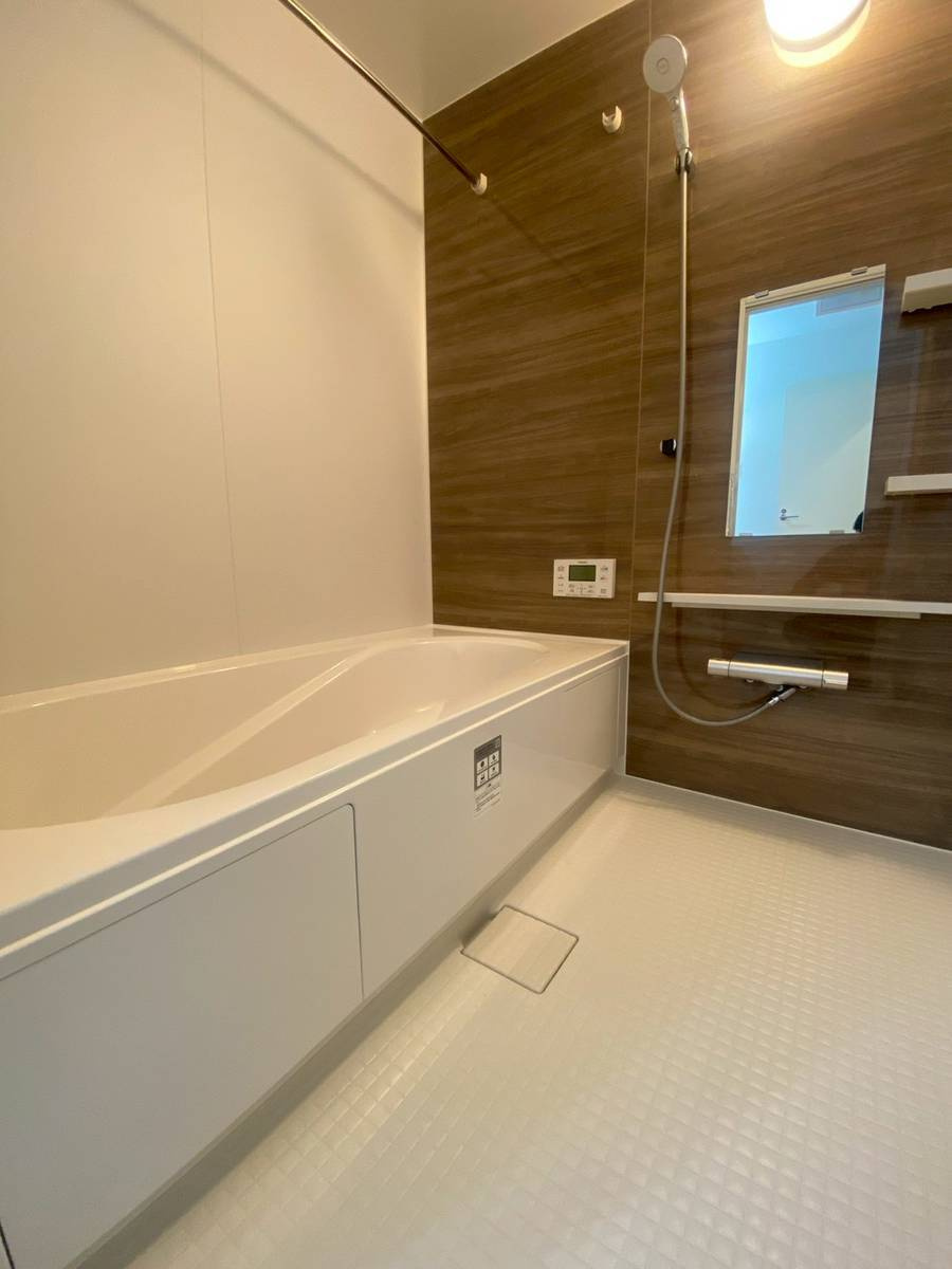 【価格改定】島本町広瀬二丁目2期の浴室|木目調のアクセントパネルがスタイリッシュな印象。ゆったりとお湯に浸かれば、一日の疲れをしっかりと癒せそうです。