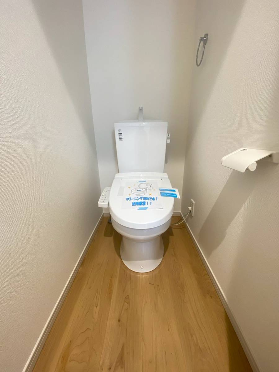 【価格改定】島本町広瀬二丁目2期のトイレ|手洗い一体型のトイレが採用されています。