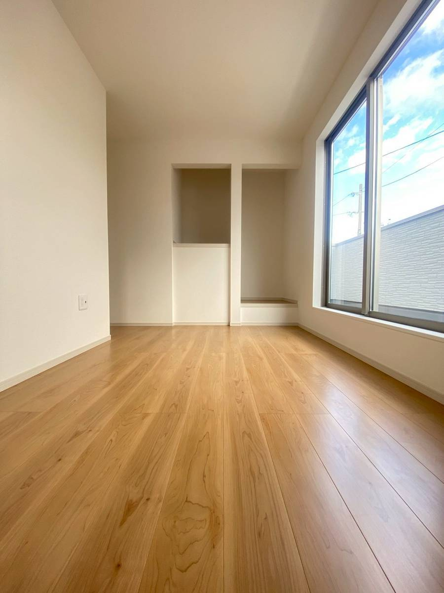 島本町広瀬二丁目2期1号地の洋室|洋室A（約6.3帖）。広々としたバルコニーに面した洋帖は主寝室にぴったりです。