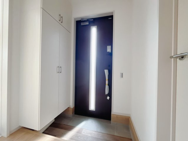 【新築戸建】伊勢崎市宮子町の玄関|■玄関｜毎日の「いってらっしゃい」や「お帰りなさい」を大切なご家族と過ごす玄関は〈使いやすさ〉を追求しております。玄関横の物入は急な来客時でもさっとお片付けできるスペースを確保しています。