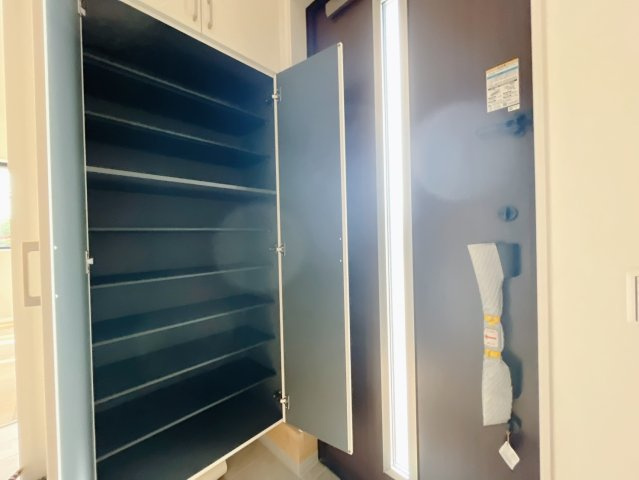 【新築戸建】伊勢崎市宮子町の玄関|■玄関｜増えていくご家族様の靴もしっかり収納できますので安心です＾＾