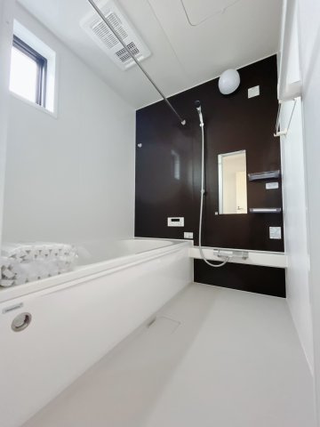 【新築戸建】伊勢崎市宮子町の浴室|■浴室｜デザイン性に優れた浴室♪1日の疲れを癒す、ゆったりとしたバスタイムをぜひお過ごしください(*＾＾*)大きな窓付きで嬉しい♪