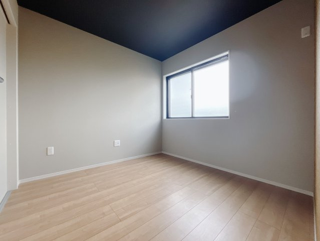 【中古戸建】伊勢崎市宮子町の洋室|■1階洋室｜子供部屋のメリットは「自立心を養うことができる」「自分で整理整頓できるようになる」そして、お子様が成長した際には「プライバシーを確保できる」といい事だらけ♪