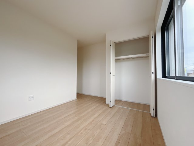 【新築戸建】伊勢崎市宮子町の洋室|■1階洋室｜1階各居室には収納をご用意しています♪常にお部屋を綺麗に保てます！小さなお子様も自然とお片付けができるようになるのでうれしいですよね！